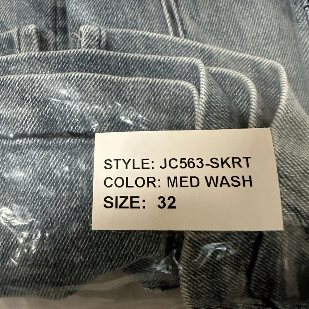 Juicy Couture Denim Medium Wash Cargo
Mini Skirt Size 32 NWT - Picture 4 of 9